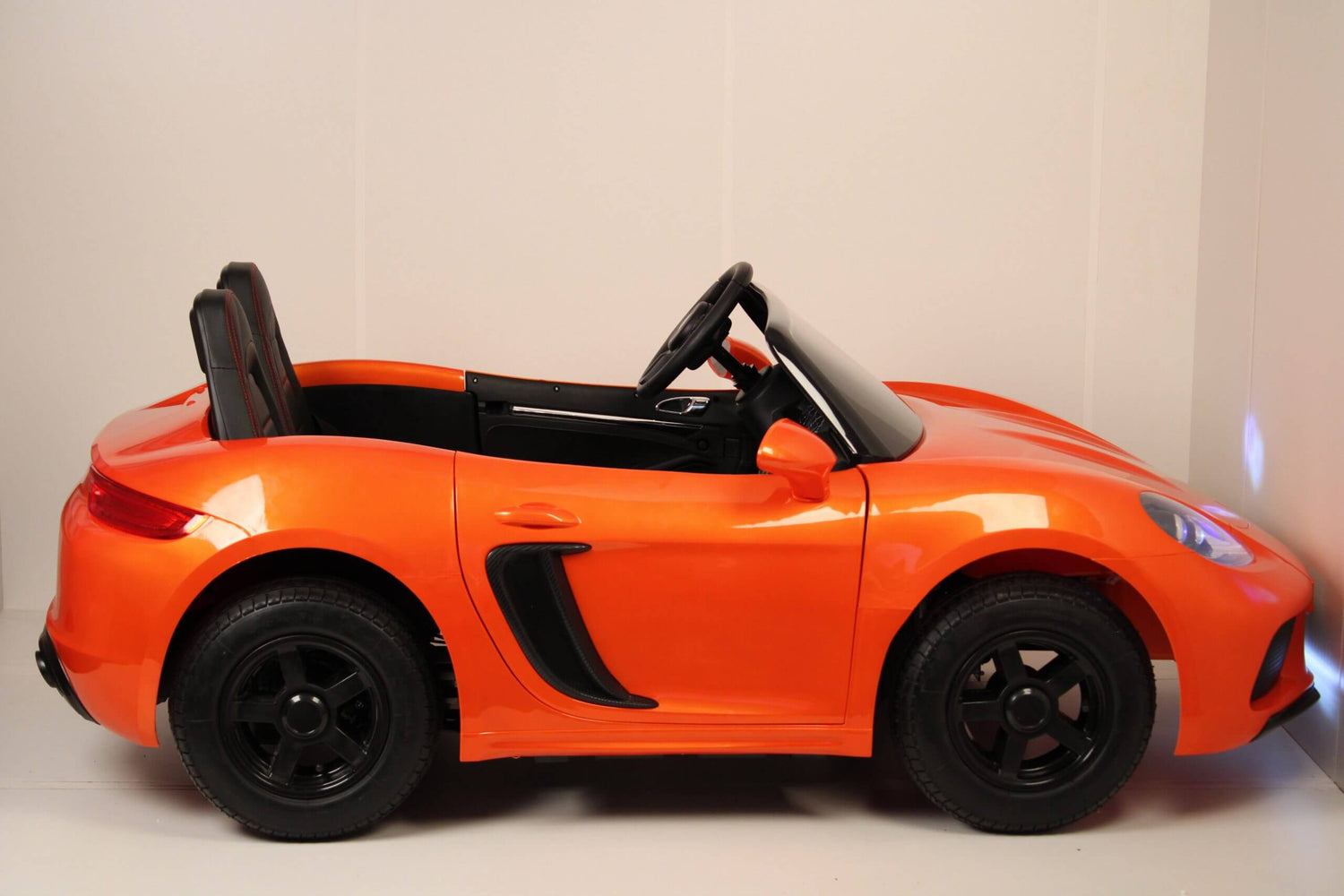 A vibrant orange hood for the 24v/180w XXL Super Ride, featuring sleek black highlights, exudes the thrill of open-road adventures. Its perfect for young drivers or as a stylish replacement part to enhance your convertible collection.